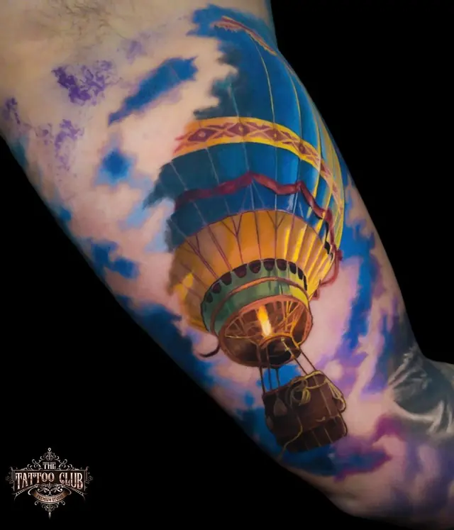Luchtballon in de wolken, kleurrealisme