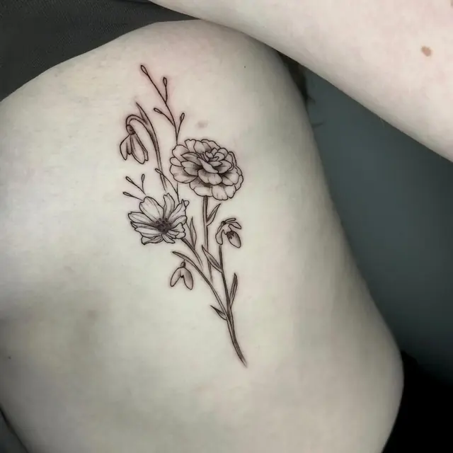 Botanische fineline-tattoo met bloemen