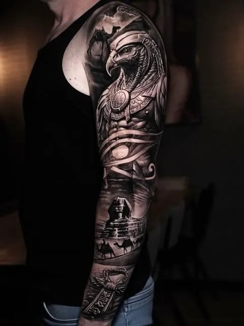 Egyptische sleeve met Horus door Stefan Mladenovski