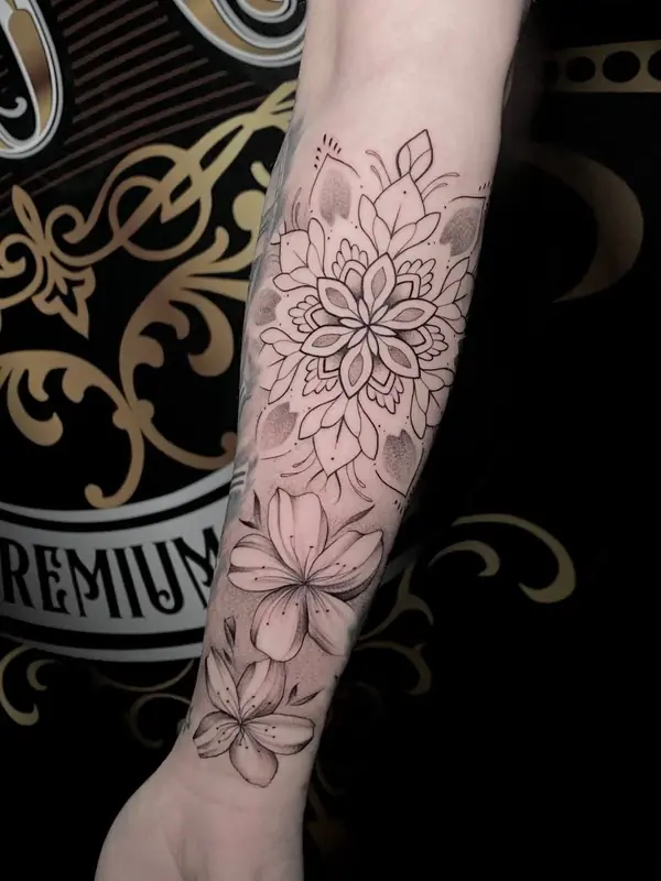 Mandala in fijne lijnen op de onderarm