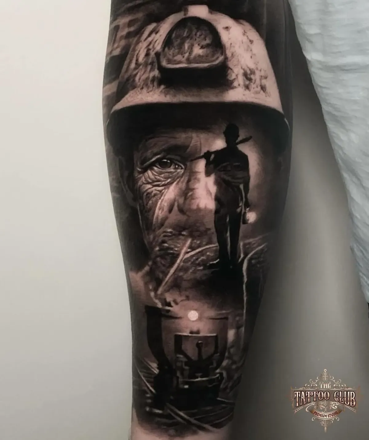 Mijnwerker met helm en lamp in black & grey
