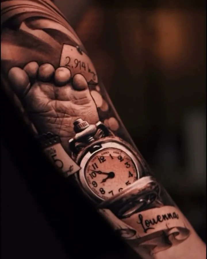 Herinneringssleeve met babyvoetjes, zakhorloge en een naam